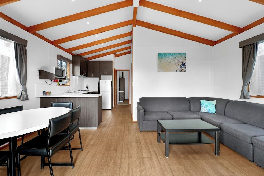 Portland Tourist Park Corella Villa (1 Queen & 2 Bunks) 3