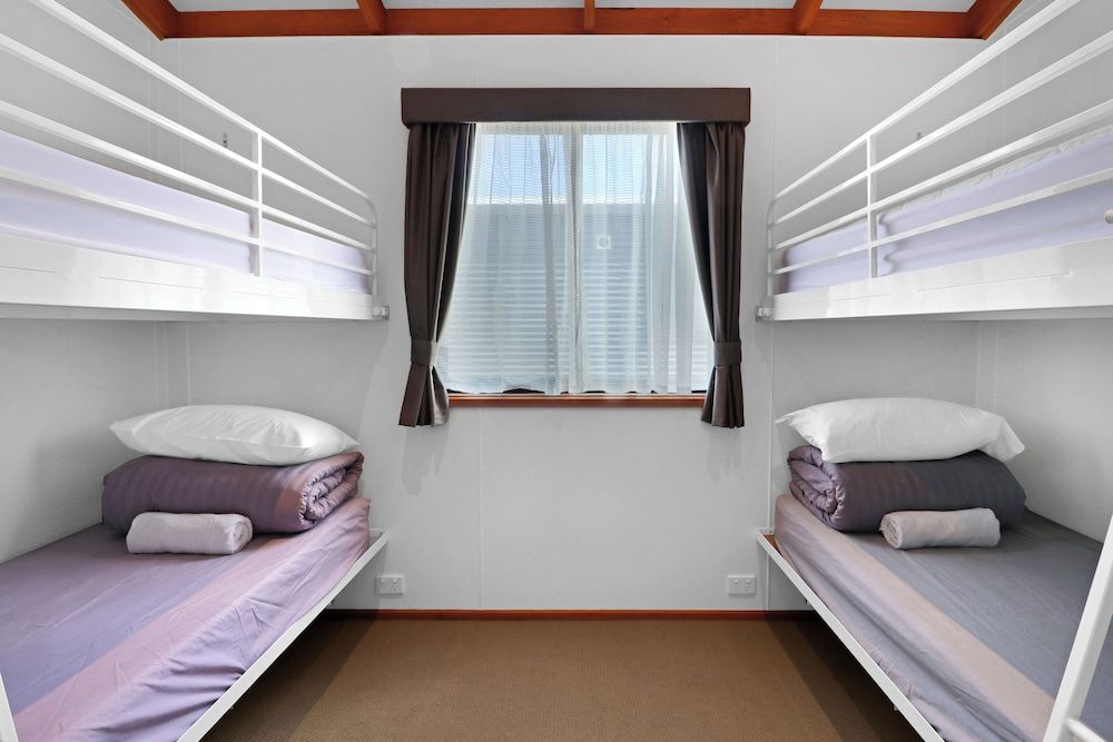 Portland Tourist Park Corella Villa (1 Queen & 2 Bunks) 2