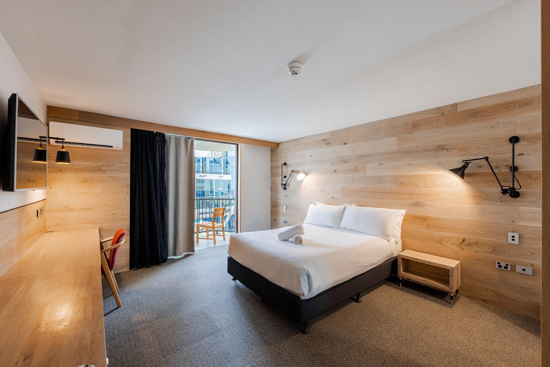 BUNK Surfers Paradise - International Backpacker Hostel Deluxe Double with Balcony