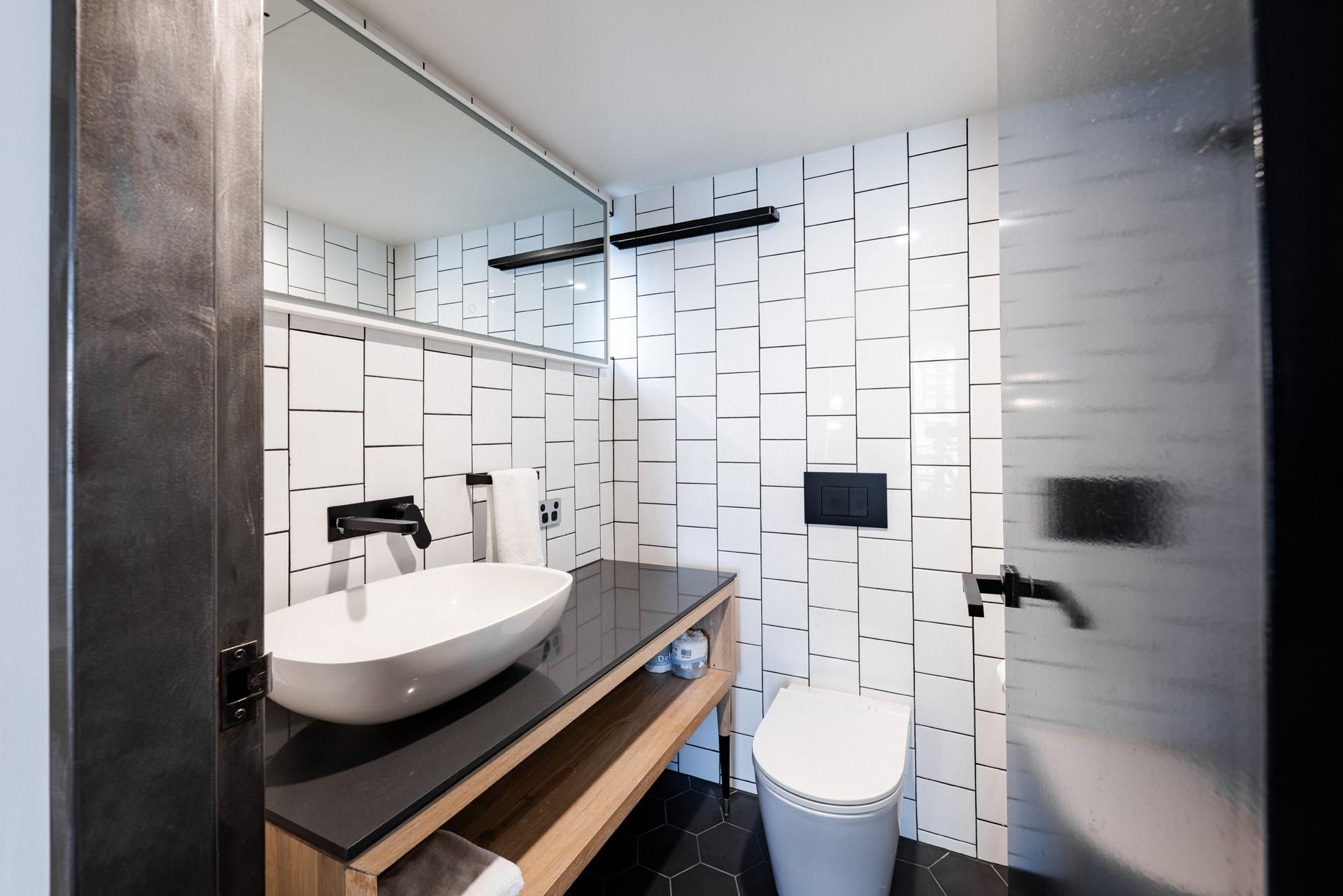 BUNK Surfers Paradise - International Backpacker Hostel Deluxe Double with Balcony 3