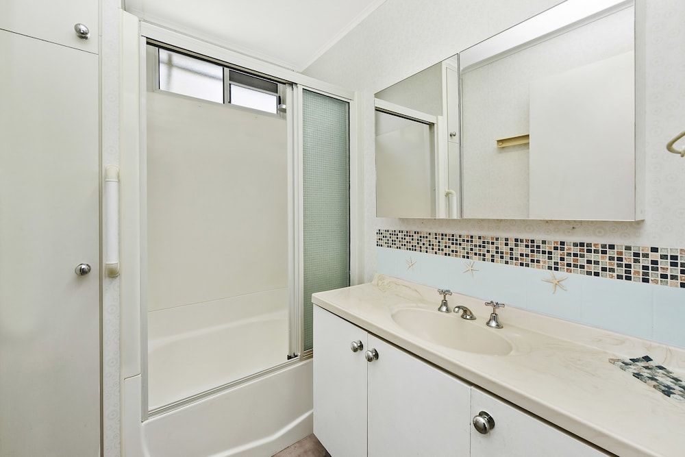 Flynns Beach Caravan Park Family House, 2 Bedrooms 5