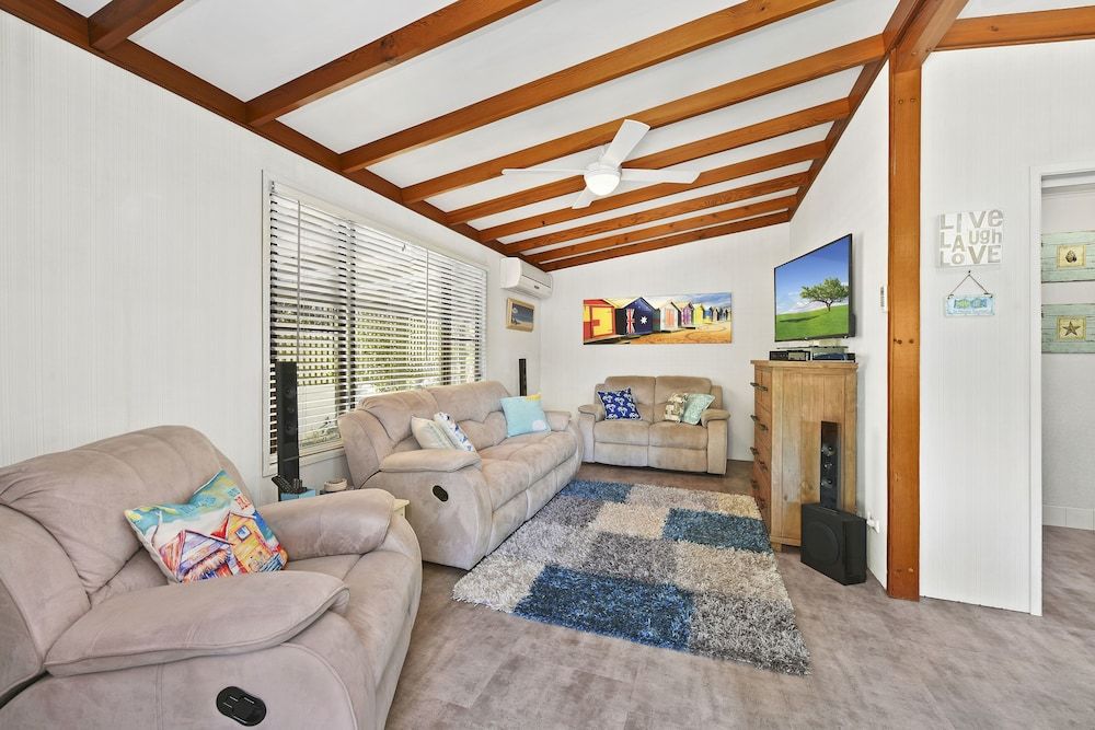 Flynns Beach Caravan Park Family House, 2 Bedrooms 2