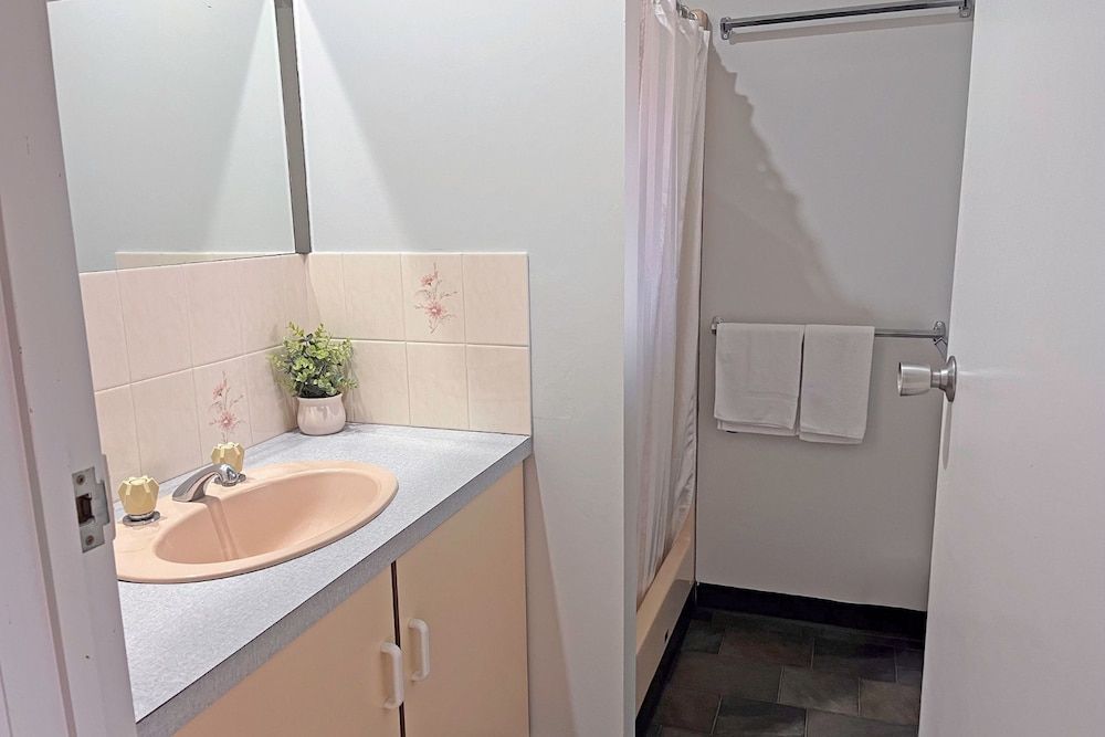 BIG4 Tasman Holiday Parks - Warrnambool Family Suite, 2 Bedrooms, Non Smoking, Kitchen 3