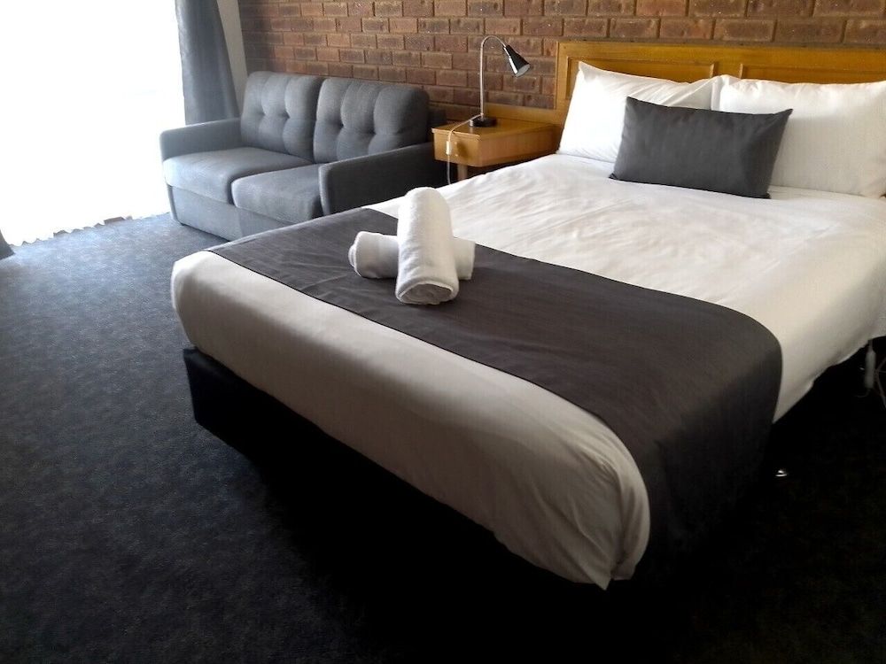 Kerang Motel Comfort Queen with Sofa 2