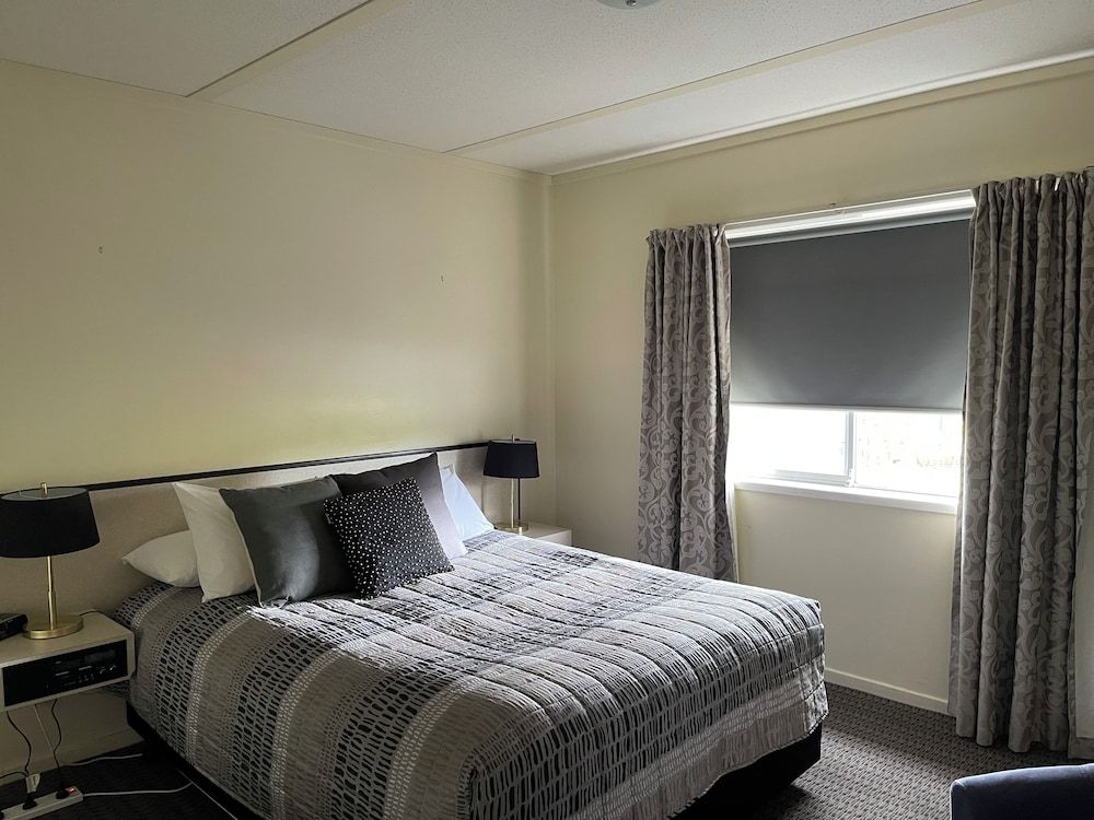 Westwood Motor Inn Two Bedroom Apartment with Balcony 4