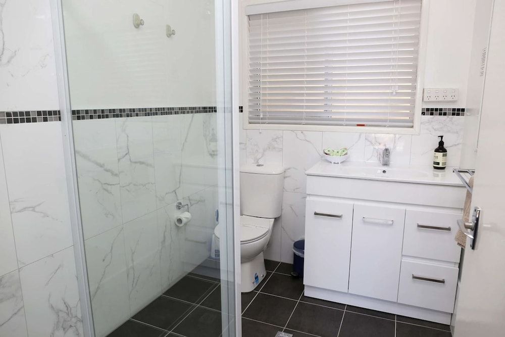 Westwood Motor Inn Two Bedroom Apartment with Balcony 9