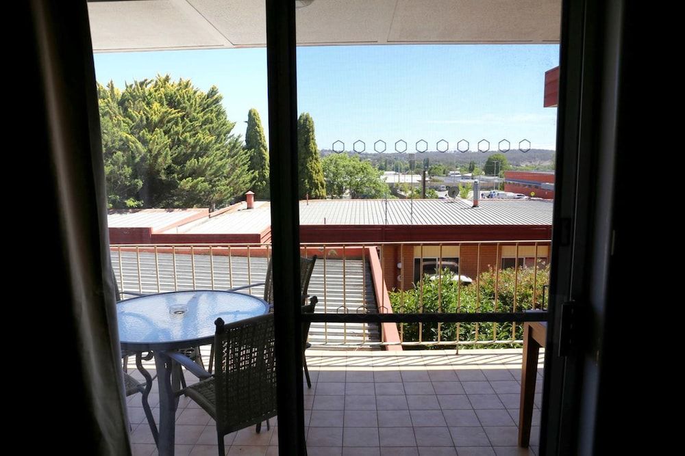 Westwood Motor Inn Two Bedroom Apartment with Balcony 7