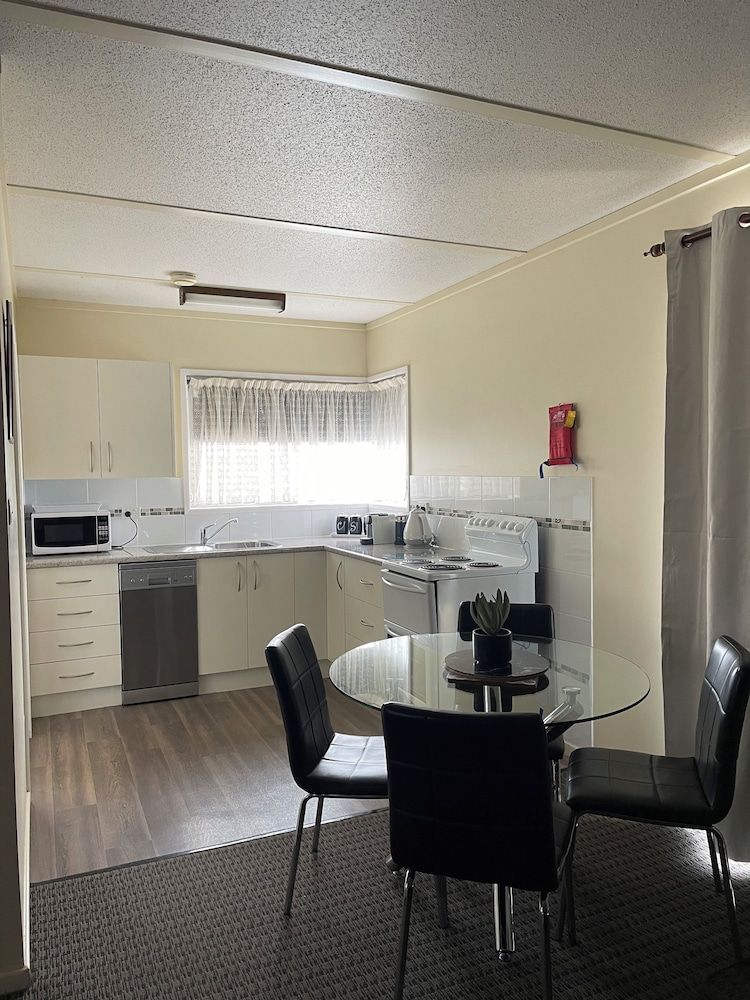 Westwood Motor Inn Two Bedroom Apartment with Balcony 13