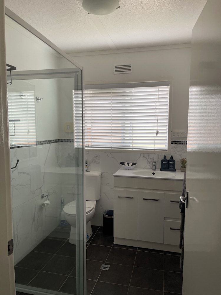 Westwood Motor Inn Two Bedroom Apartment with Balcony 10