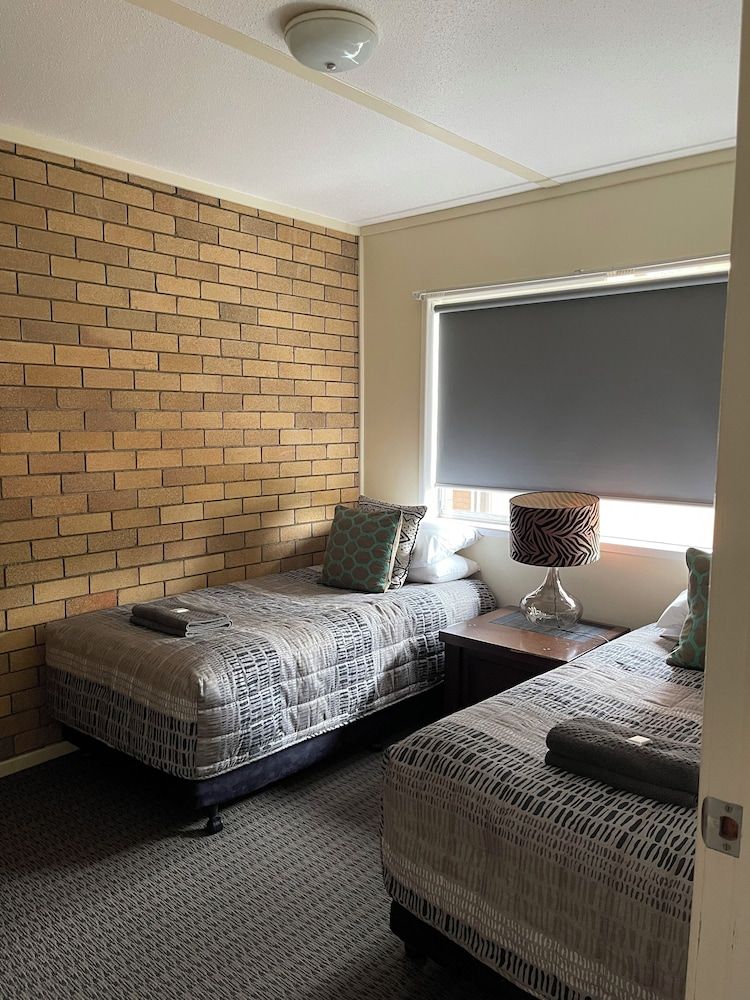 Westwood Motor Inn Two Bedroom Apartment with Balcony 11