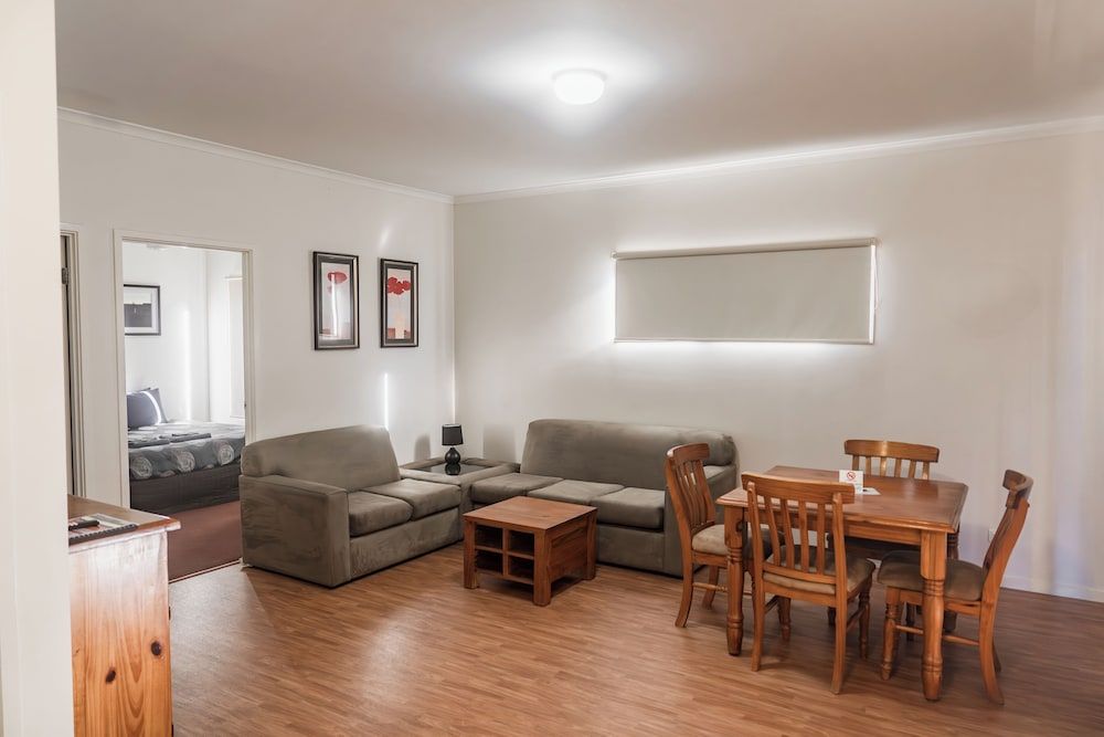 Sundowner Cabin and Tourist Park Pet Friendly - Two Bedroom Cabin (2 King Beds) 4