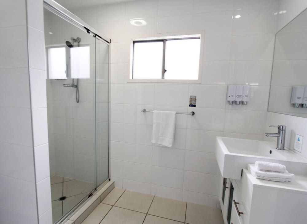 Chinchilla Downtown Motor Inn Deluxe King Suite 6