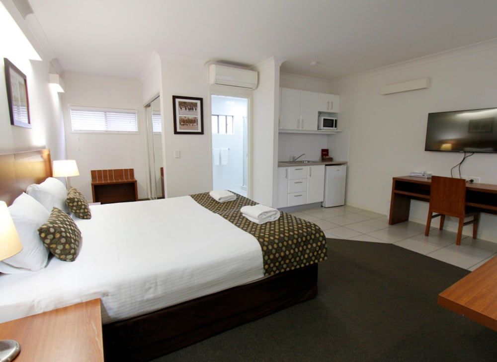 Chinchilla Downtown Motor Inn Deluxe King Suite 3