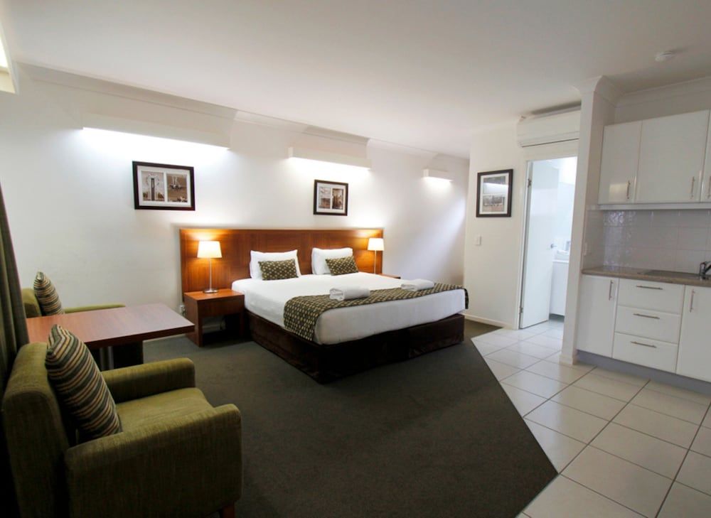Chinchilla Downtown Motor Inn Deluxe King Suite 2