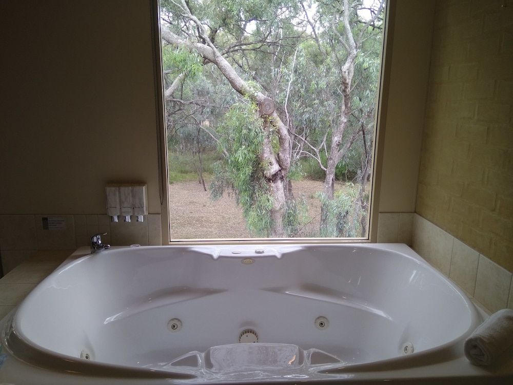 Madison Spa Motel - Adults Only Comfort Queen Room with Spa 6