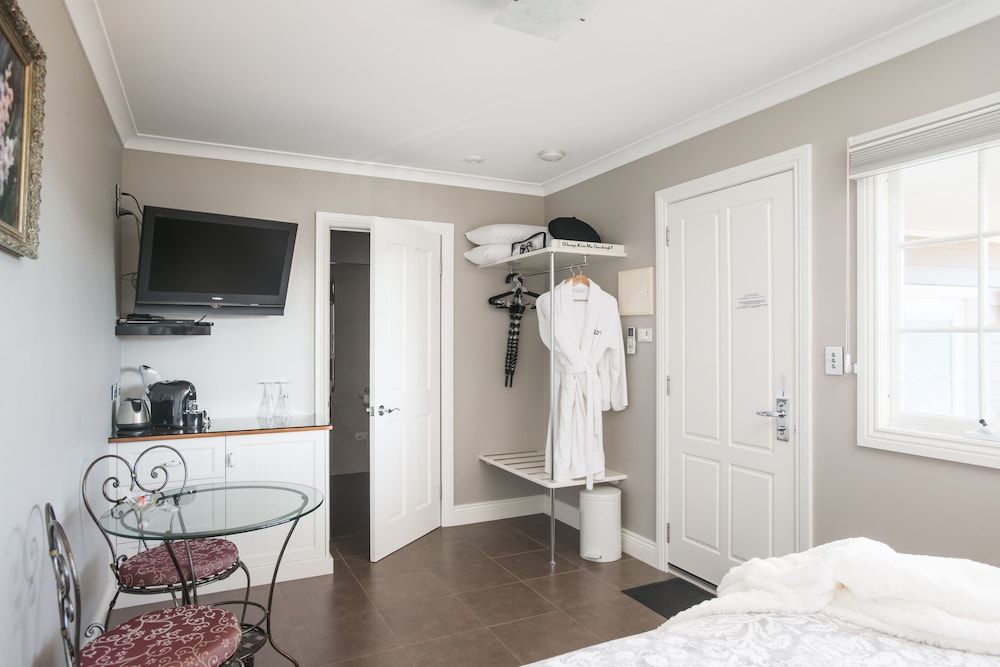 The Ark Stanley Weatherly Suite 4