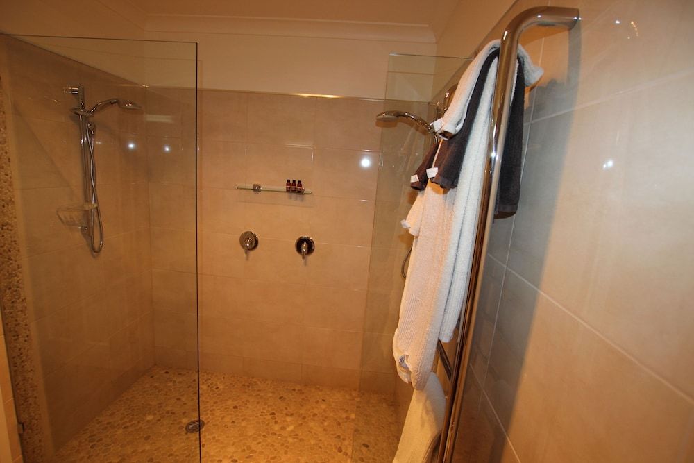 The Ark Stanley Weatherly Suite 7