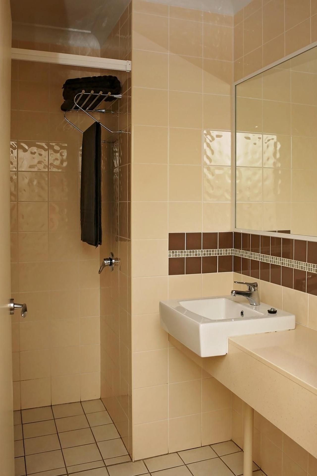 Forbes Victoria Inn Queen Room with Balcony 3