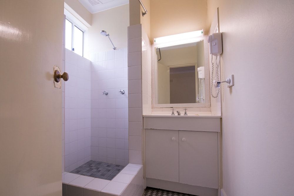 3 Sisters Motel Family Room 6