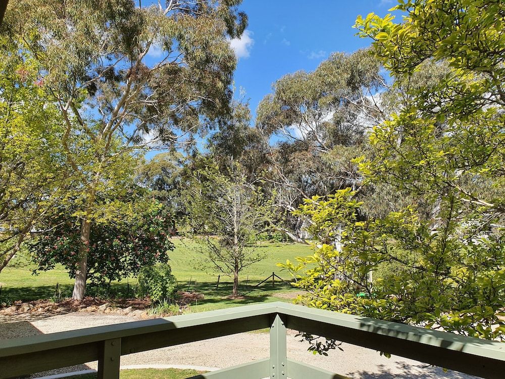 Golden Heritage Apartments Beechworth Family Apartment, 2 Bedrooms, Garden View 9