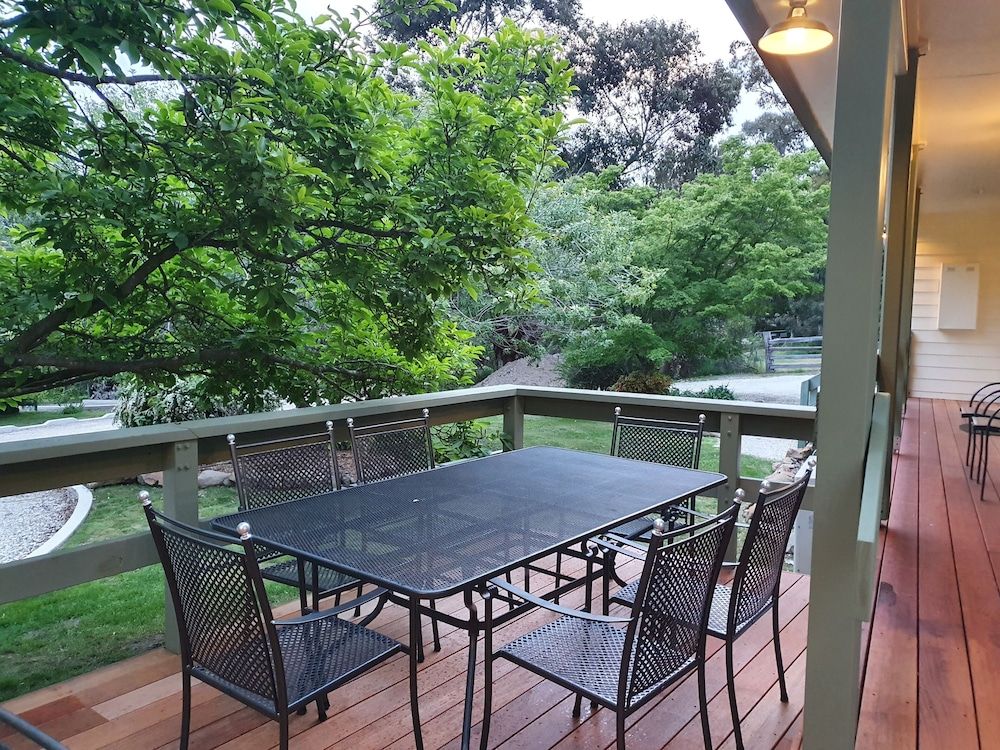 Golden Heritage Apartments Beechworth Family Apartment, 2 Bedrooms, Garden View 8