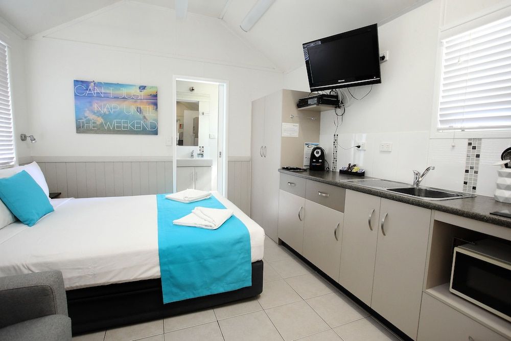 BIG4 Tasman Holiday Parks - Rowes Bay Oceanview Villa (Type B) (Studio) 8