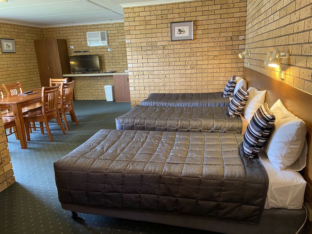 Newell Motor Inn - Narrandera Family Room