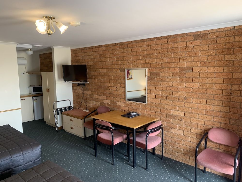 Newell Motor Inn - Narrandera Family Room, Non Smoking (Family (4)) 6