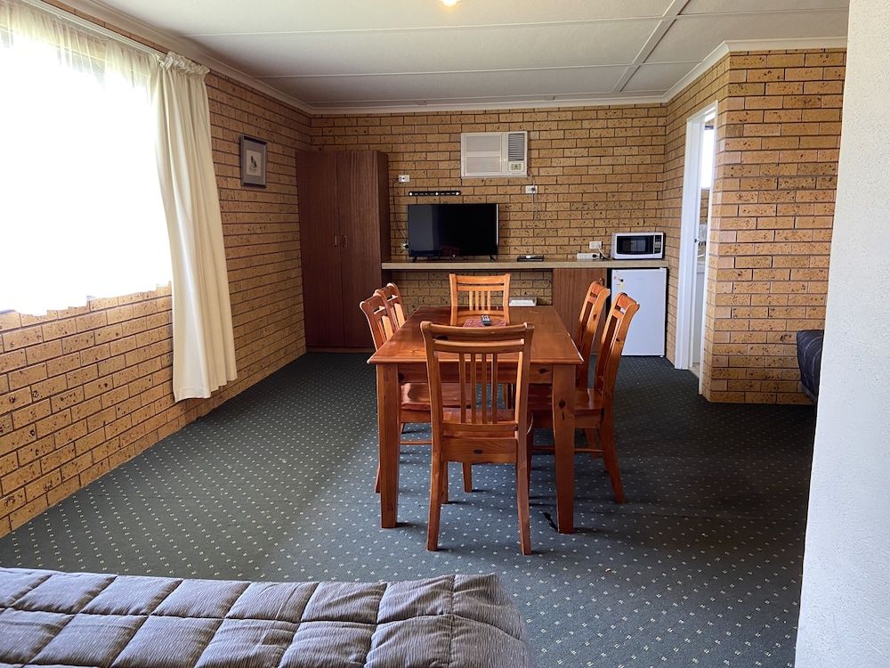 Newell Motor Inn - Narrandera Family Room 2