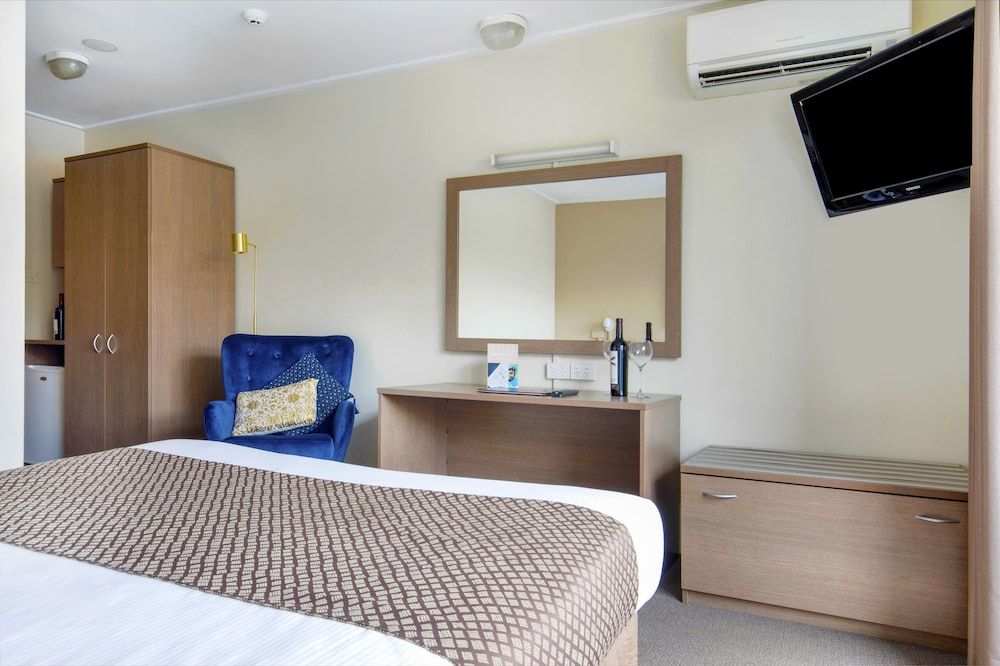 The Metropolitan Spring Hill Queen Metro