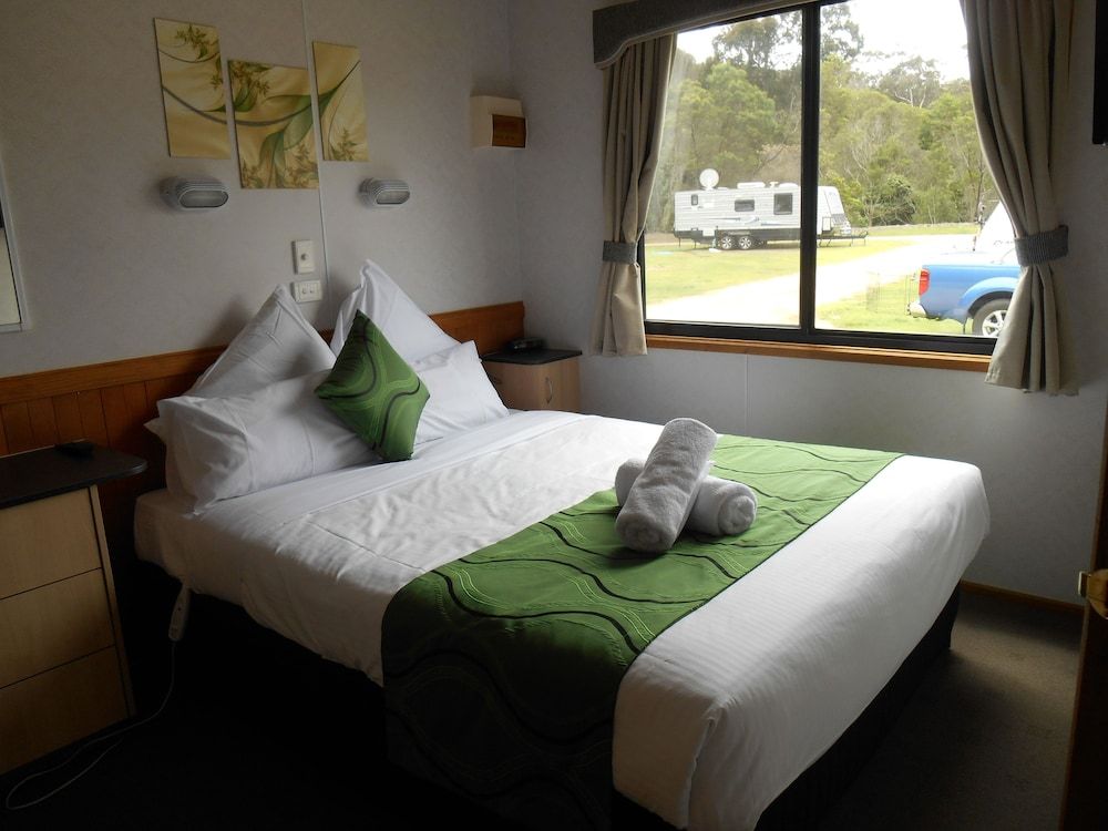 Tasman Holiday Parks – Merimbula Deluxe Bungalow 3