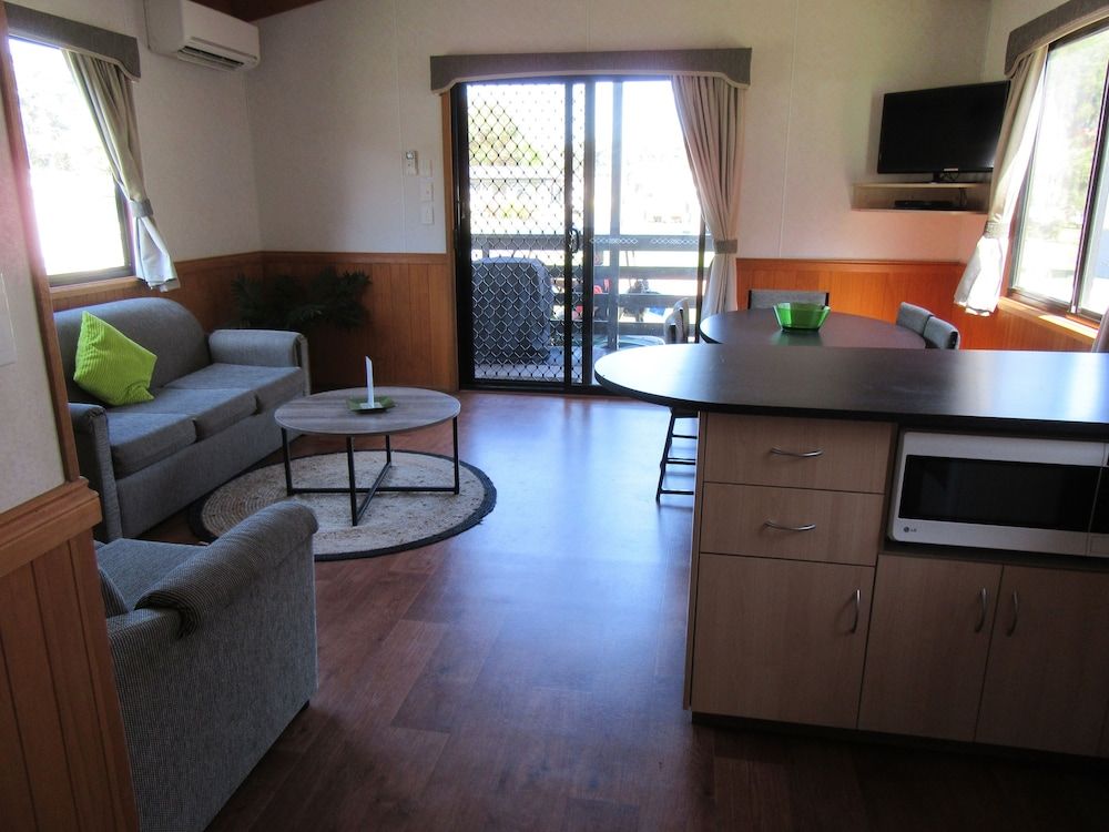 Tasman Holiday Parks – Merimbula Deluxe Bungalow 5