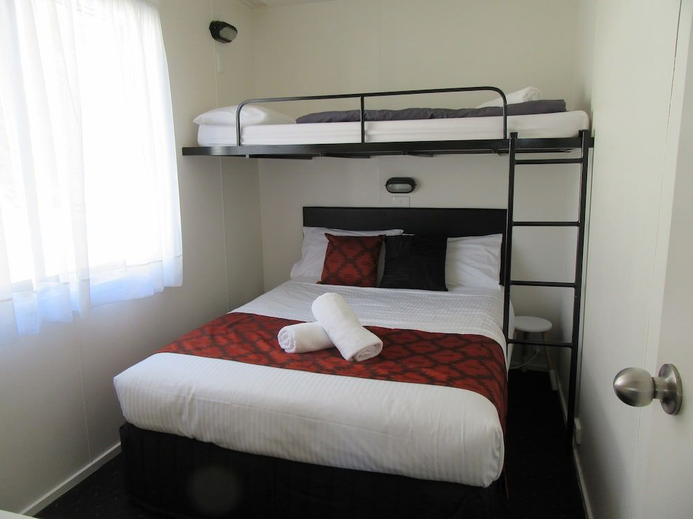 Tasman Holiday Parks – Merimbula Deluxe Cottage 2