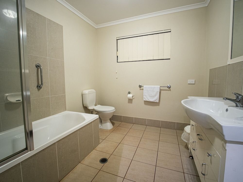 Coochiemudlo Island Seminara Apartments 2 BEDROOM FAMILY APARTMENT (Kitchen - Non smoking) 3