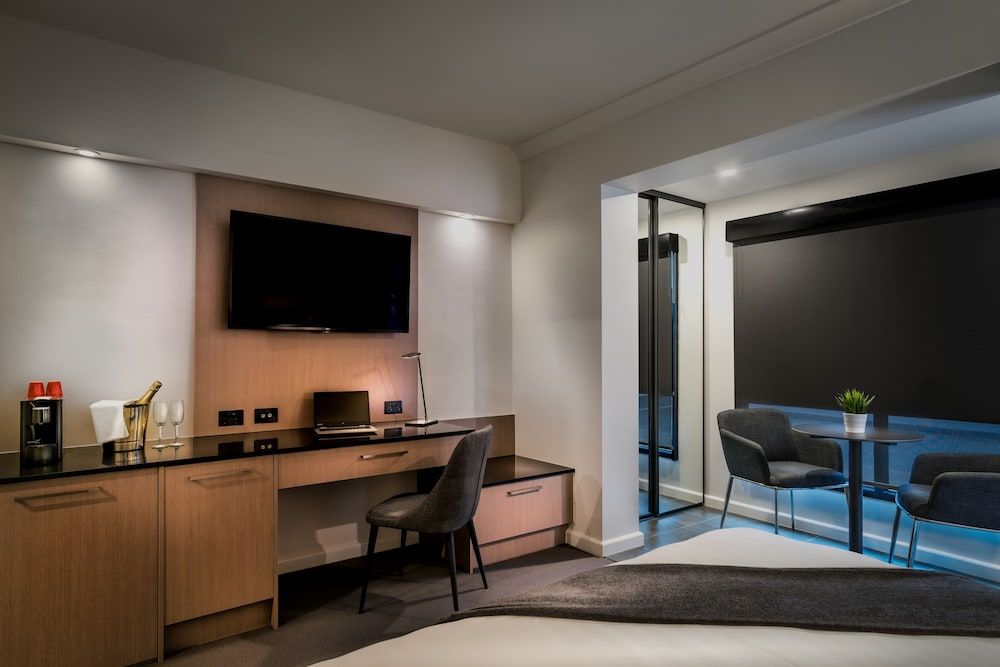 Crest on Park Executive King Room 8