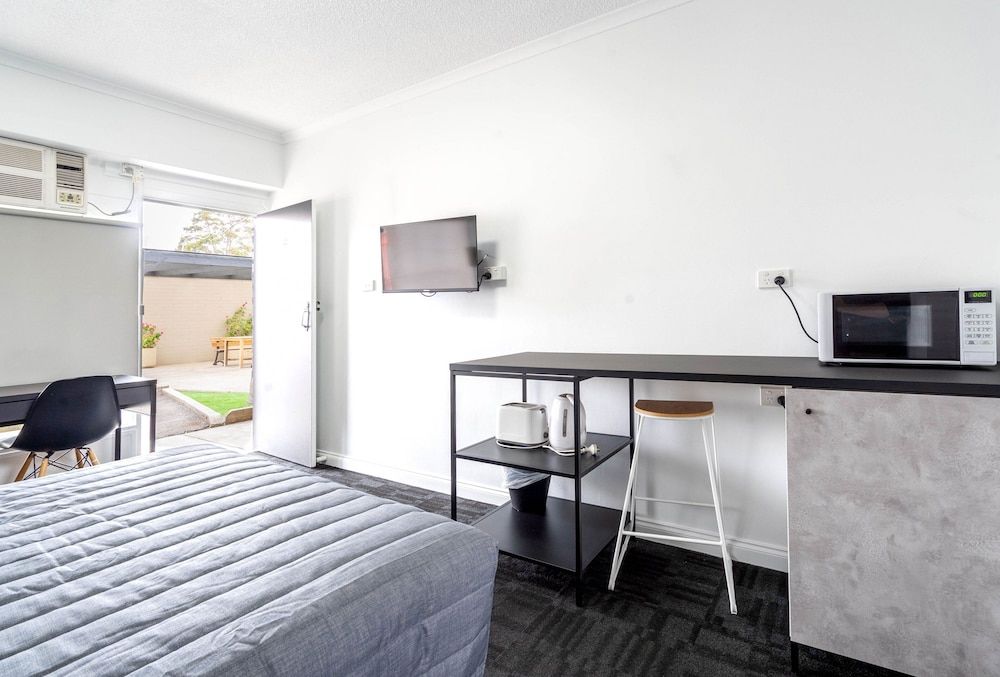 Twin Room (1 Queen and 1 Single)