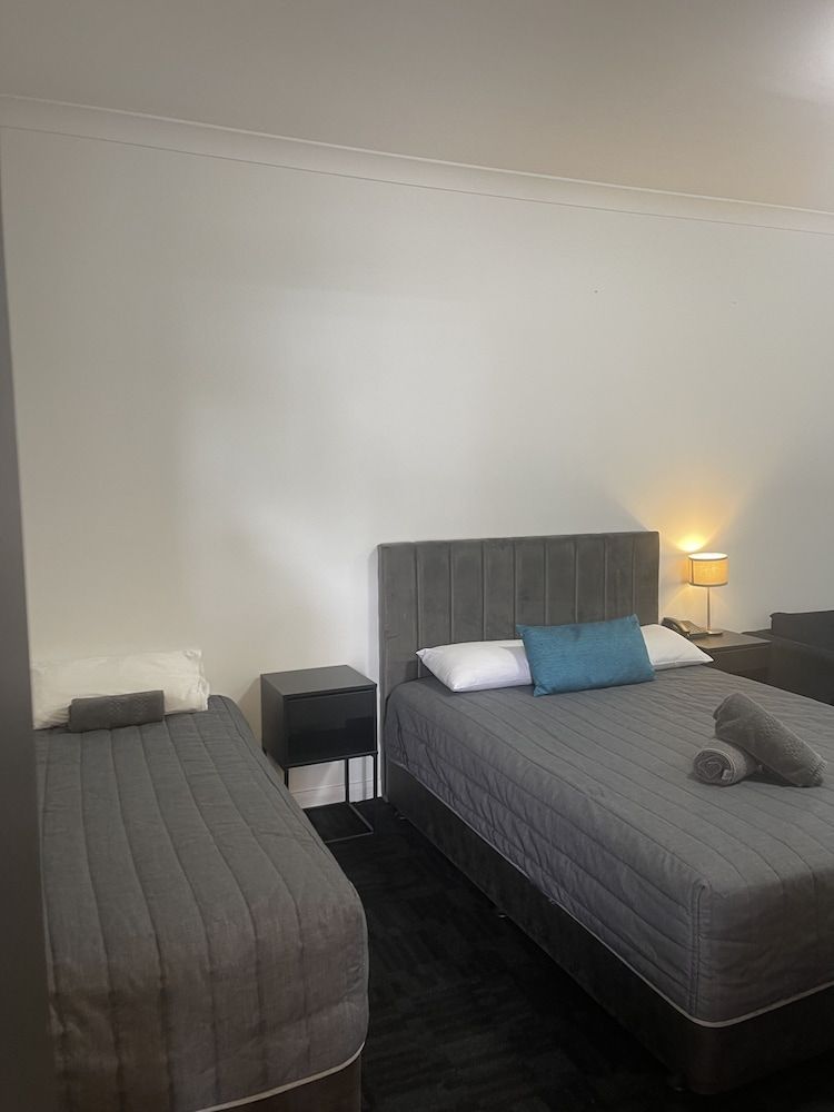 Twin Room (1 Queen and 1 Single)