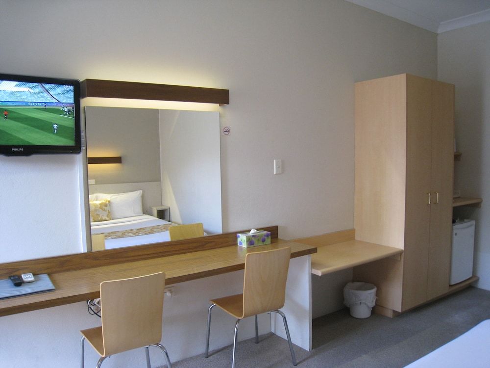 Country Lodge Motor Inn Comfort Queen 8