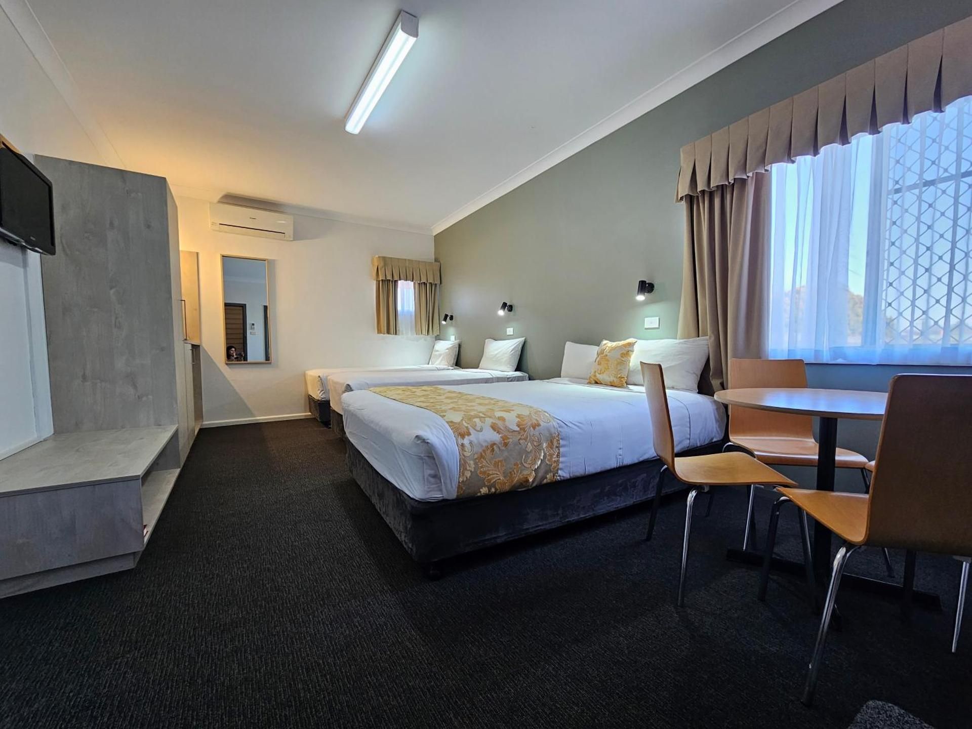 Country Lodge Motor Inn Family Room 3