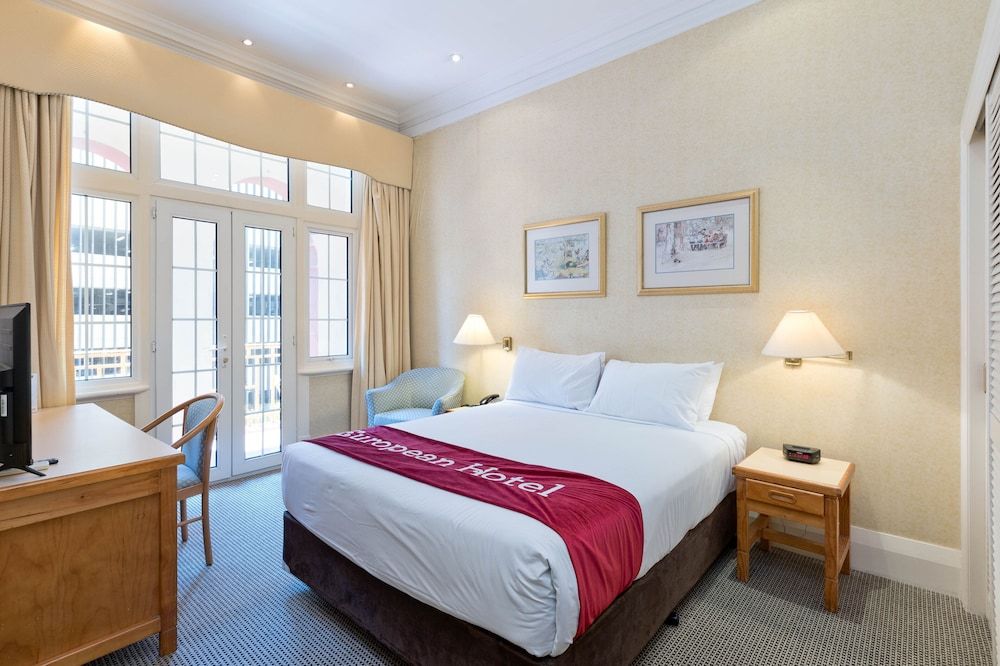 European Hotel Superior Queen Room with Balcony 3