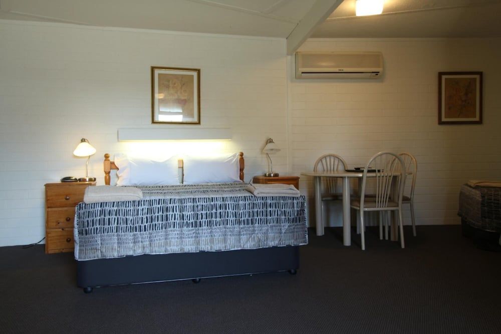 Cobram Colonial Motor Inn Family Room, Non Smoking, Refrigerator 3