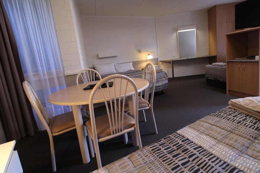 Cobram Colonial Motor Inn Family Room, Non Smoking, Refrigerator 8