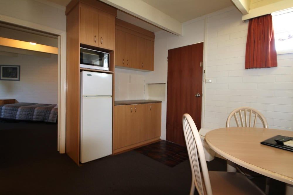 Cobram Colonial Motor Inn Family Room, Non Smoking, Refrigerator 6