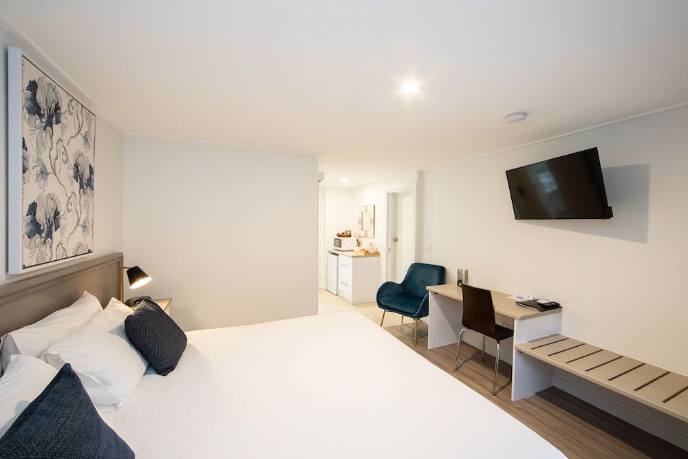 New England Motor Lodge Room, 1 King Bed 3