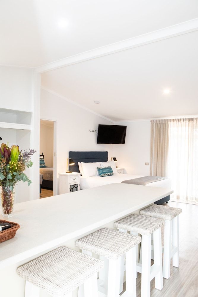 New England Motor Lodge Family Suite, Multiple Beds, Kitchenette, Poolside 2