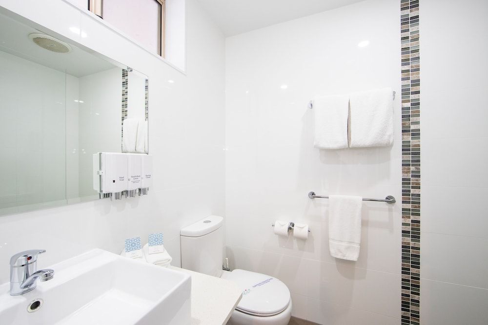 New England Motor Lodge Room, 1 King Bed 4