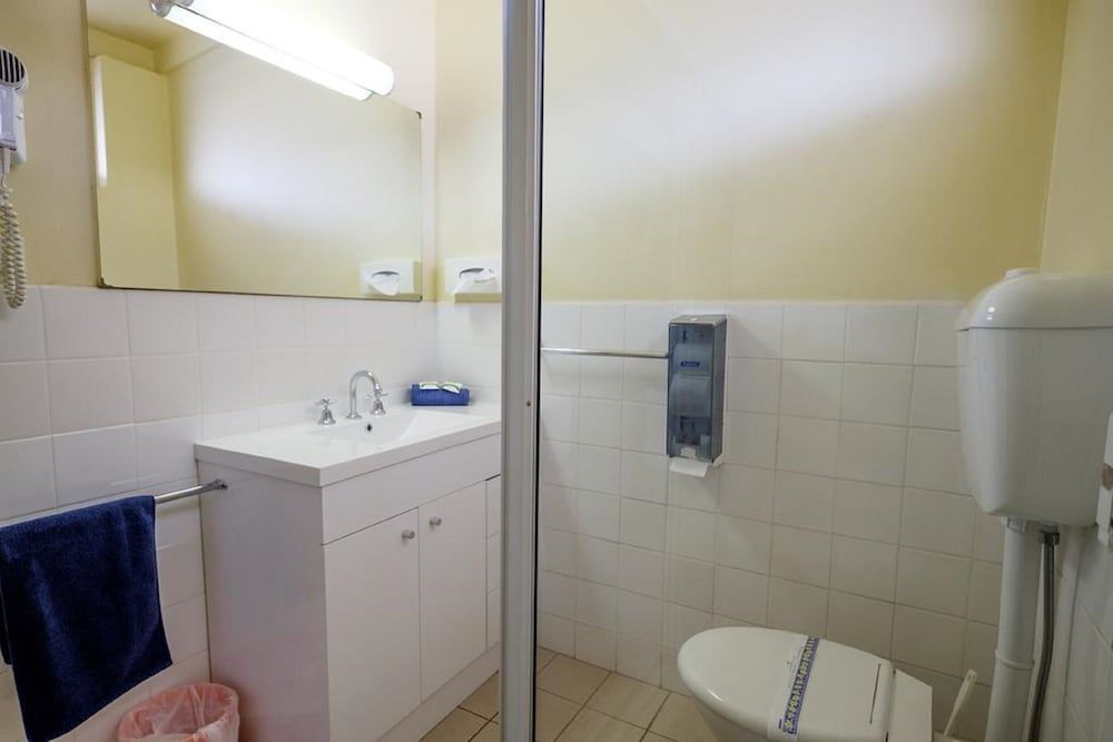 Pioneer Station Motor Inn Queen & Single 2