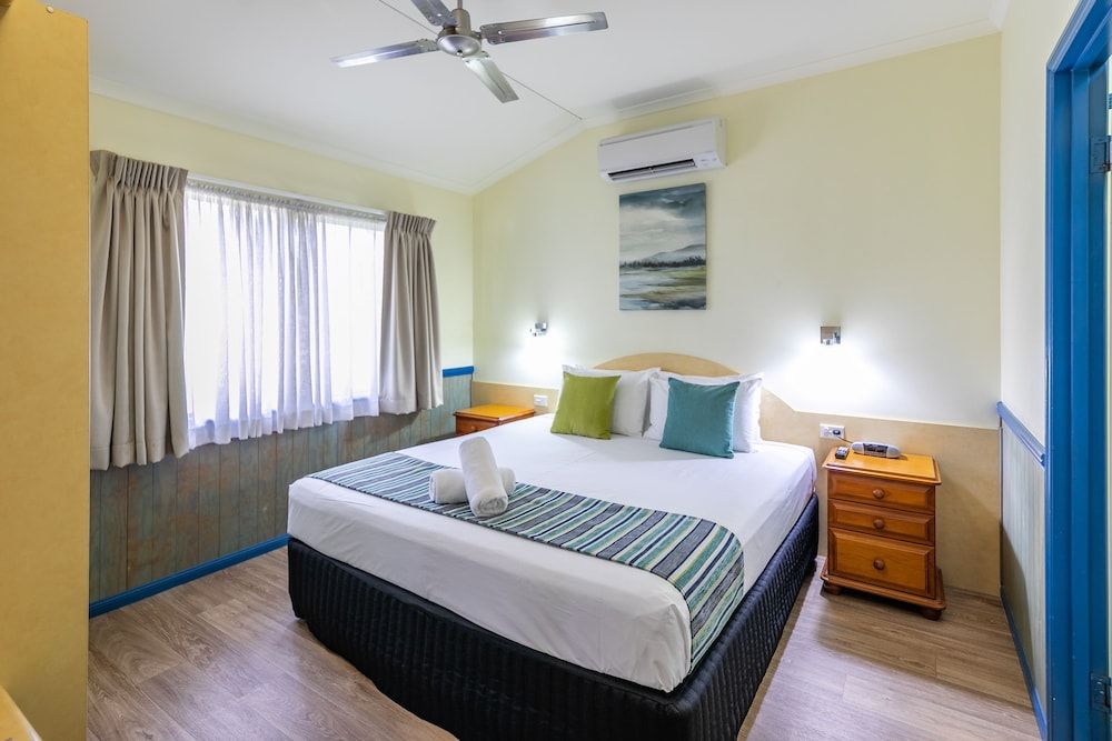 Cairns Coconut Holiday Resort Luxury Villa (1 Bathroom) - King bed, 2 sets of bunks and a sofa bed 2
