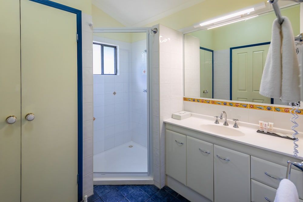 Cairns Coconut Holiday Resort Luxury Villa (1 Bathroom) - King bed, 2 sets of bunks and a sofa bed 5