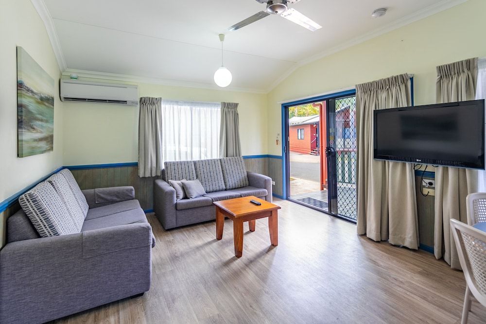 Cairns Coconut Holiday Resort Luxury Villa (1 Bathroom) - King bed, 2 sets of bunks and a sofa bed 4